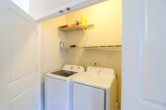 Foto del edificio - 215 Favorite Dr