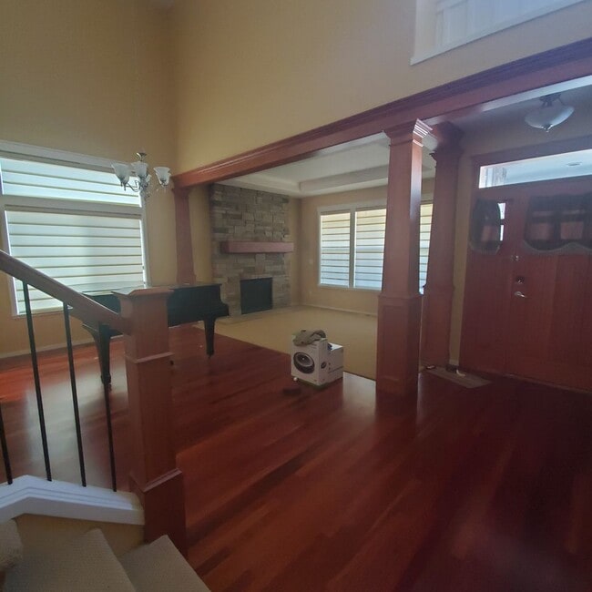 Building Photo - 5 Bedroom Main floor Master Suite ~