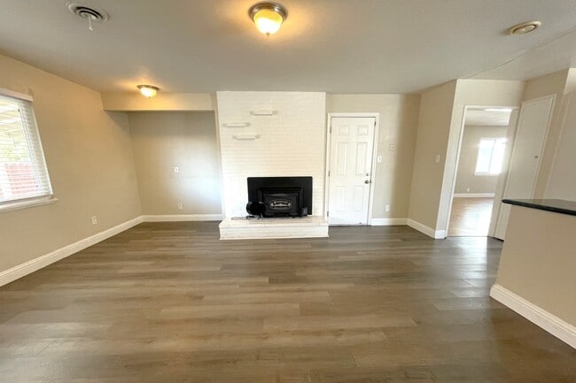Building Photo - 1115 Vervais Ave