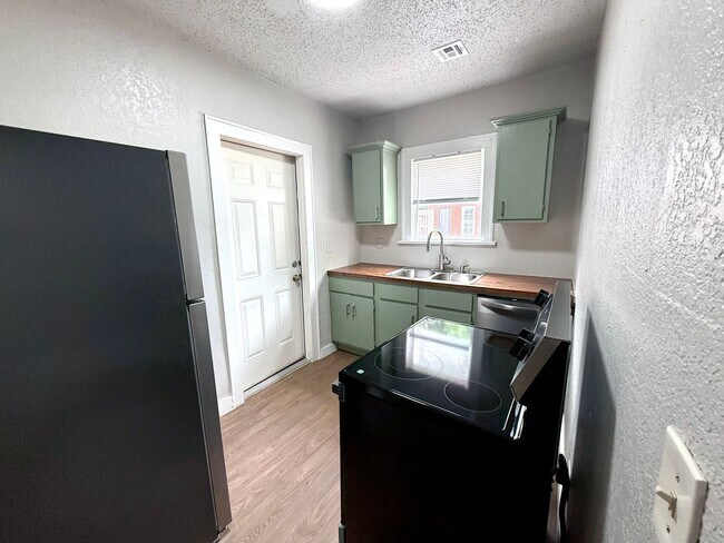 Building Photo - Large 2BD 1BA Duplex with Located in Histo...