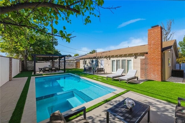 Foto del edificio - 23010 Hartland St