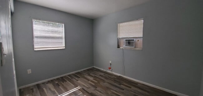 Building Photo - Upgraded 2/1 in Tampa- READY NOW!!