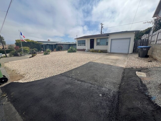 Building Photo - 464 Arbutus Ave