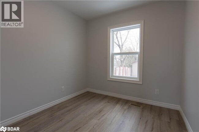 Building Photo - 554 Mary St