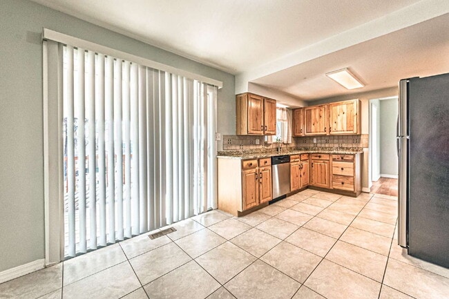 Building Photo - 5 bedrooms ,2 bathrooms and on 0.32 acres for rent