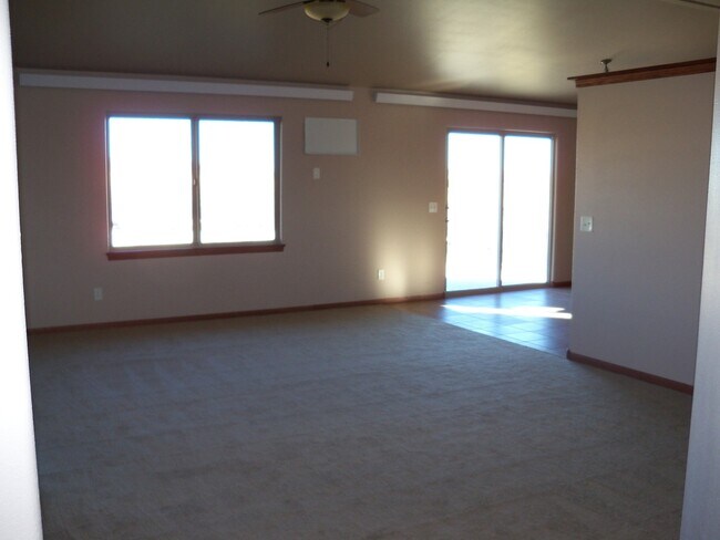 Building Photo - 2 BED | 2 BATH | DOUBLE GARAGE | TOWNHOME | SOUTH