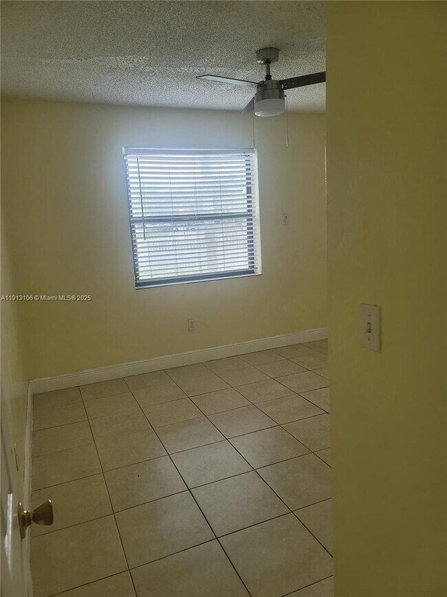 Foto del edificio - 1290 NW 120th St