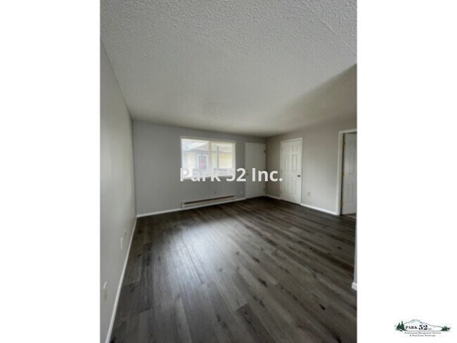 Building Photo - 631 N Fife St