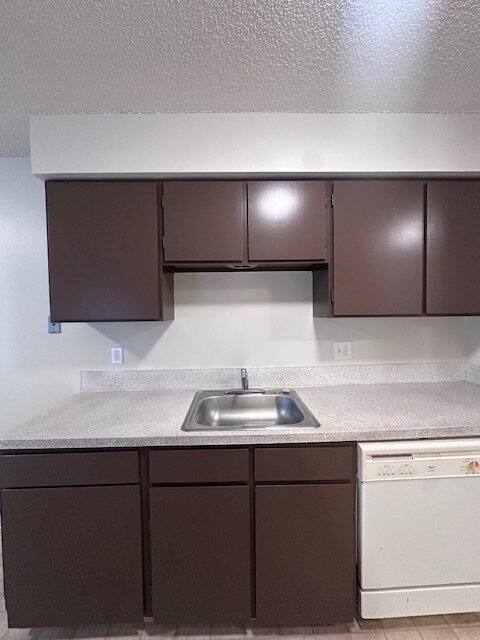 Building Photo - Charming 2-Bed Oasis with Full Bath on SE Division - 836 Sq. Ft. of Portland Comfort!