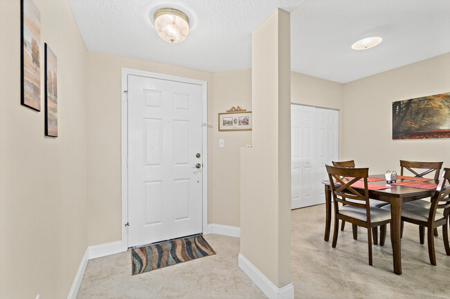 Building Photo - 601 Shorewood Dr