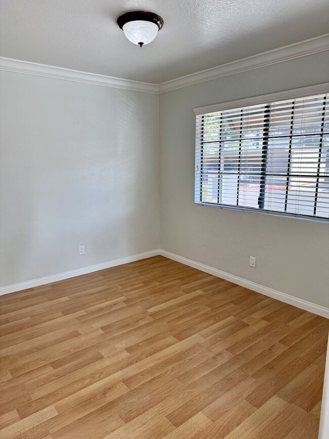 Comedor - 3510 W Sweetbay Ct