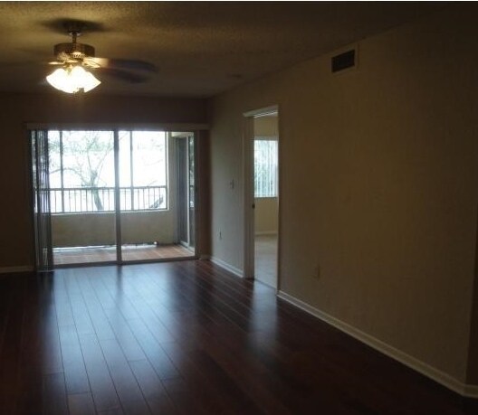 Photo - 2831 N Oakland Forest Dr Apartment