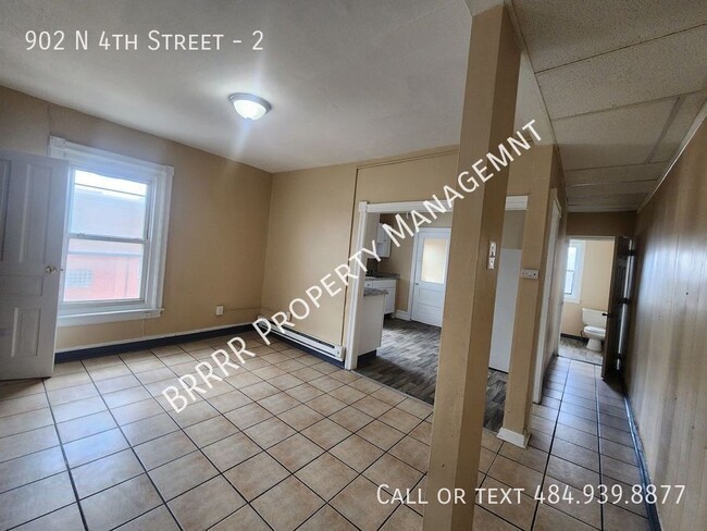 Building Photo - 3 bedroom 2 full bathroom apartment on the...