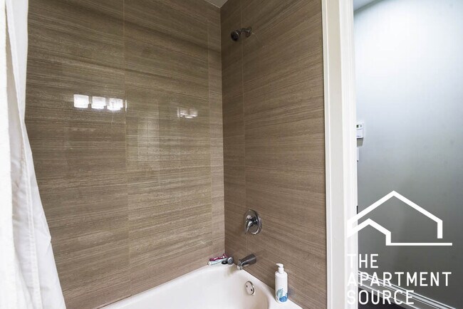 Building Photo - 2538 N Southport Ave