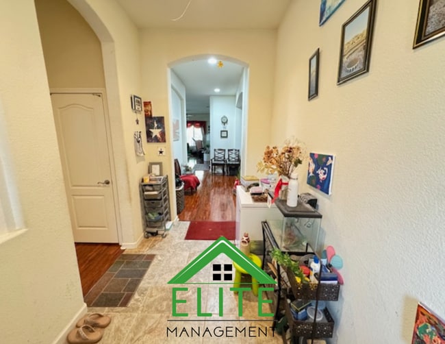 Building Photo - **A beautifully maintained single-family h...