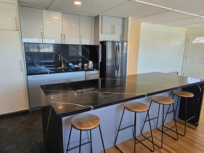 Foto del edificio - 3-Beds, 1.5-Bath Apartment with One tandem driveway parking space.