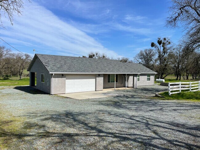 Building Photo - Like new 3br/2ba home on 5 Ac.
