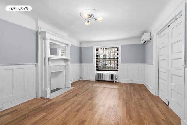 Foto del edificio - 894 St Johns Pl