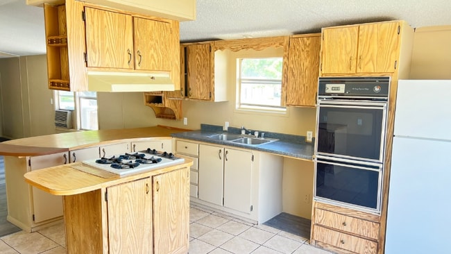 Building Photo - 6345 N Dona Ana Rd