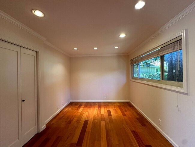 Building Photo - Encina Royal 2 bdrm Cottage!