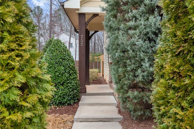 Foto del edificio - End Unit Townhome Available in Apex!