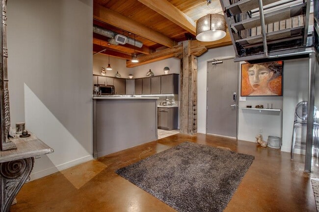 Building Photo - 509 Elm St