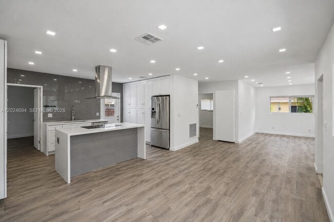 Building Photo - 1081 NE 166th St