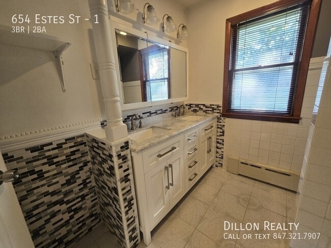 Building Photo - 654 Estes St