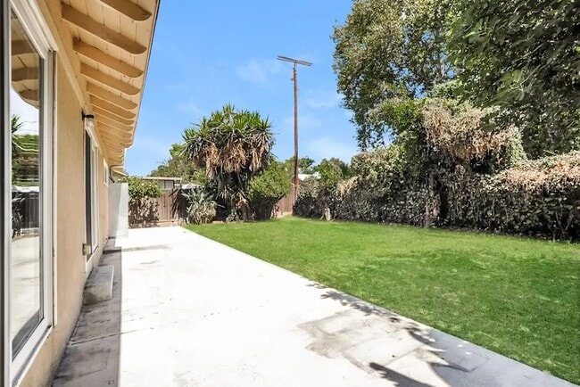 Foto del edificio - 10550 Densmore Ave