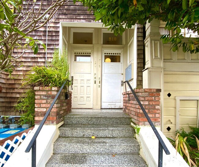 Foto del edificio - SPACIOUS 4BR! Laundry IN-UNIT! Great Locat...