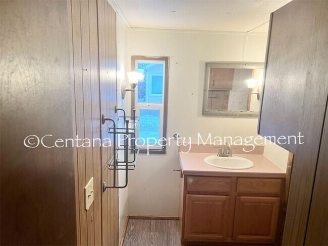 Building Photo - 2 bedroom mobile home near McDonald's!