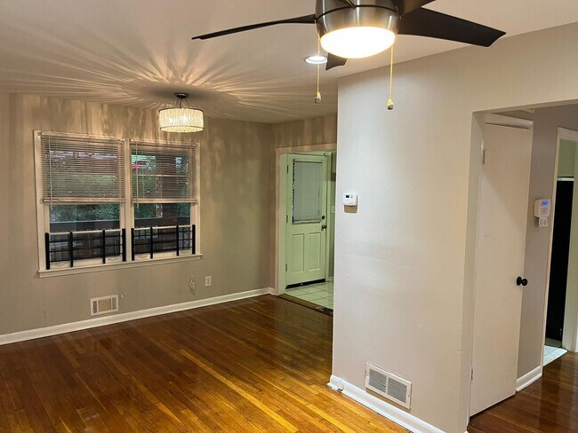 Building Photo - Charming 3-Bedroom Home with Ample Space -...