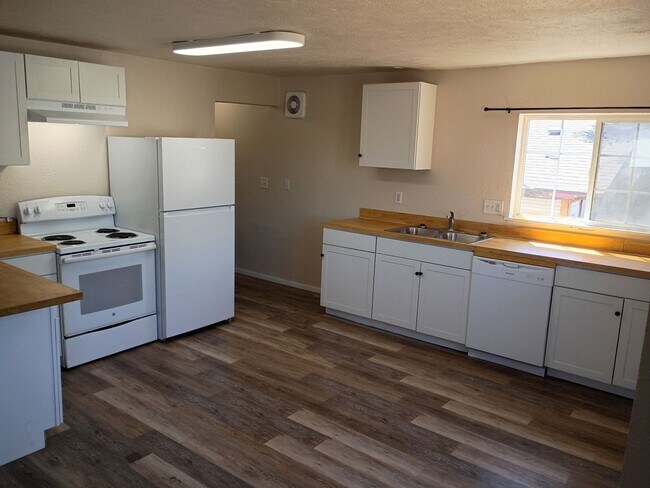 Foto del edificio - NE Spokane 2 bedroom apartment (Fresh paint and flooring)