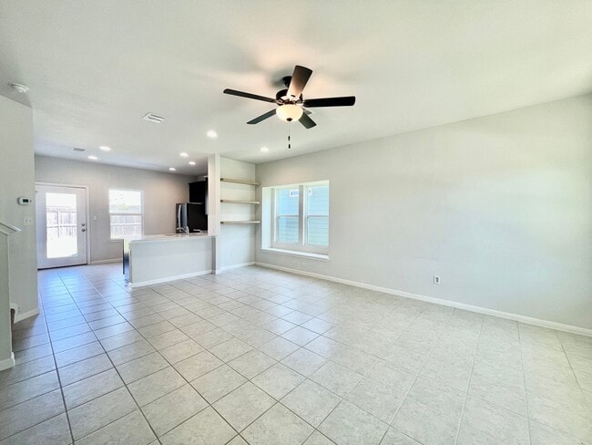 Building Photo - Newer Home in Up & Coming Neighborhood!