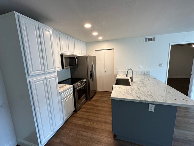 Building Photo - Amazing one bedroom located in desirable L...