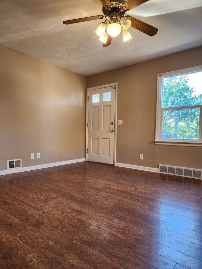 Building Photo - 3 Bedroom/1 Bath with garage