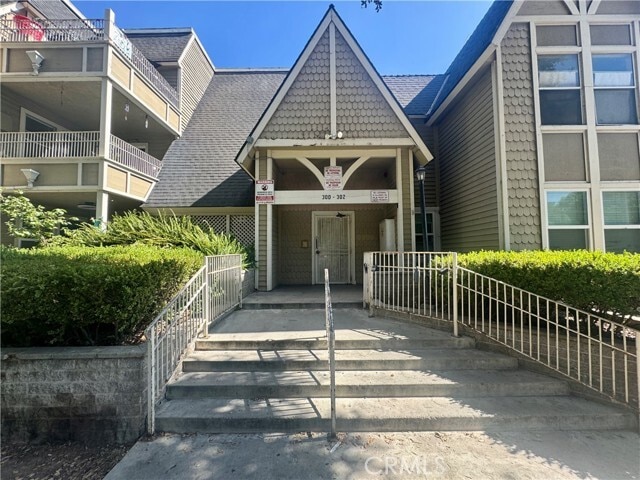 Building Photo - 300 E Chestnut Ave