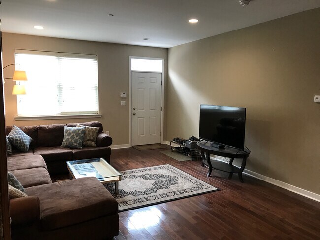 sala de estar/puerta de entrada - 1235 S 17th St