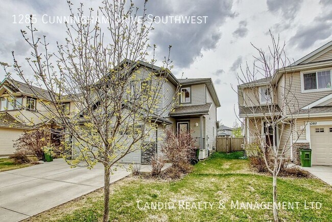 Photo du bâtiment - Cute 3 bedroom duplex with a huge backyard!