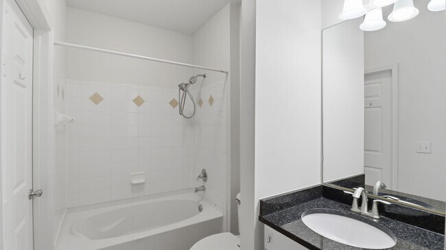 Foto del edificio - RENOVATED 1 BEDROOM 1 BATH CONDO IN THE COLONNADE IN KENTLANDS