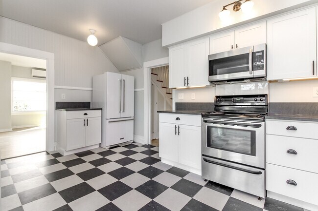 Building Photo - 714 S 51st St