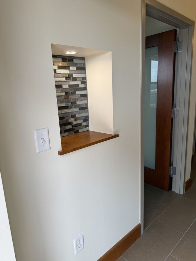 Building Photo - Luxury Apartment