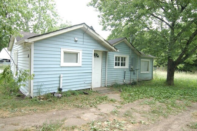 Building Photo - 2 Bedroom Cottage on Meadow Road!