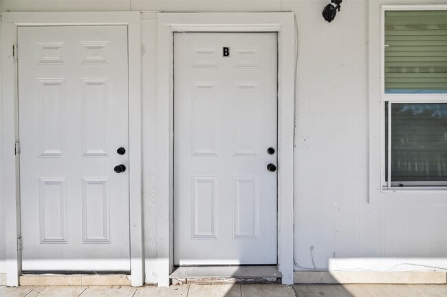 Building Photo - 2202 Hutchins St