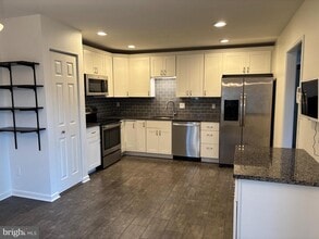 Building Photo - 9507 Briar Glenn Way