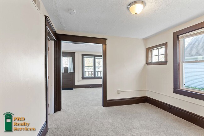 Building Photo - 3 Bedroom Home in Saint Paul