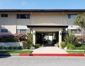 Building Photo - 3205 Merrill Dr