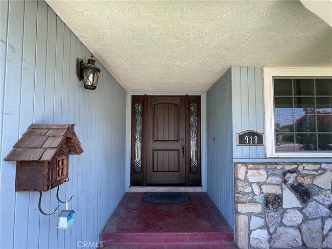 Building Photo - 918 S Redwood St