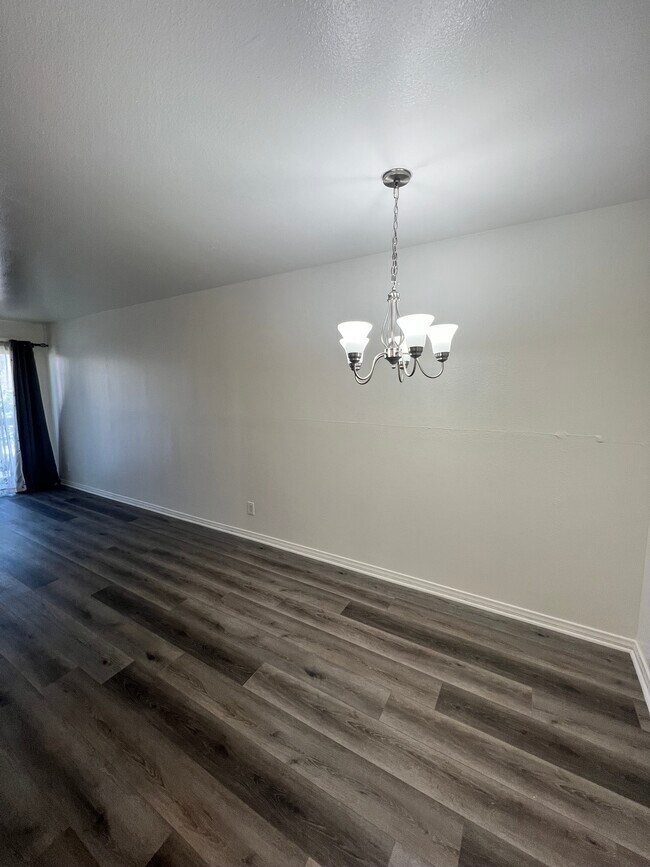 Dining - 525 S Ardmore Ave