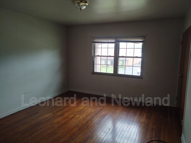 Foto del edificio - 584 Harding Rd